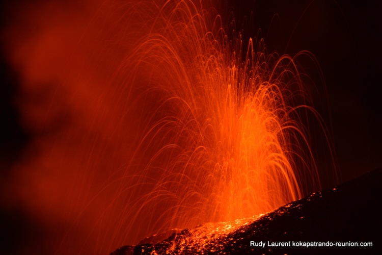 Eruption du 31 Juillet sur le Piton de la Fournaise images de Rudy Laurent guide kokapat rando volcan tunnel de lave à la Réunion (8)